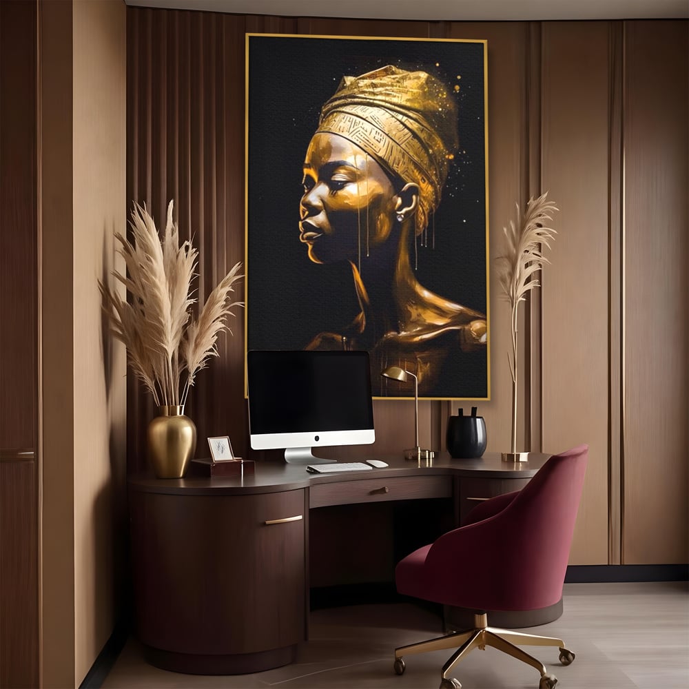 Tablou canvas cu tablou canvas cu femeie africana si turban auriu, in rama de aluminiu auriu, pe perete intr-un birou